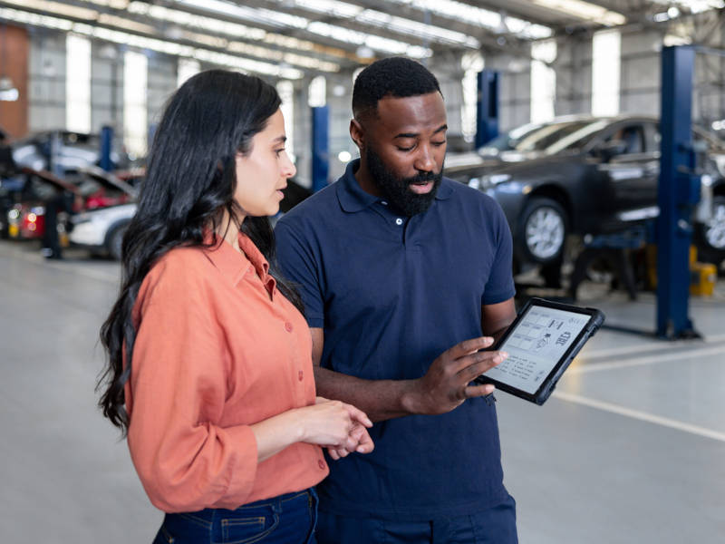 5 corners Isuzu Truck Technician showing the customer options