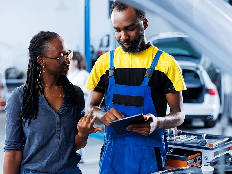 5 corners Isuzu Truck Technician showing the customer options